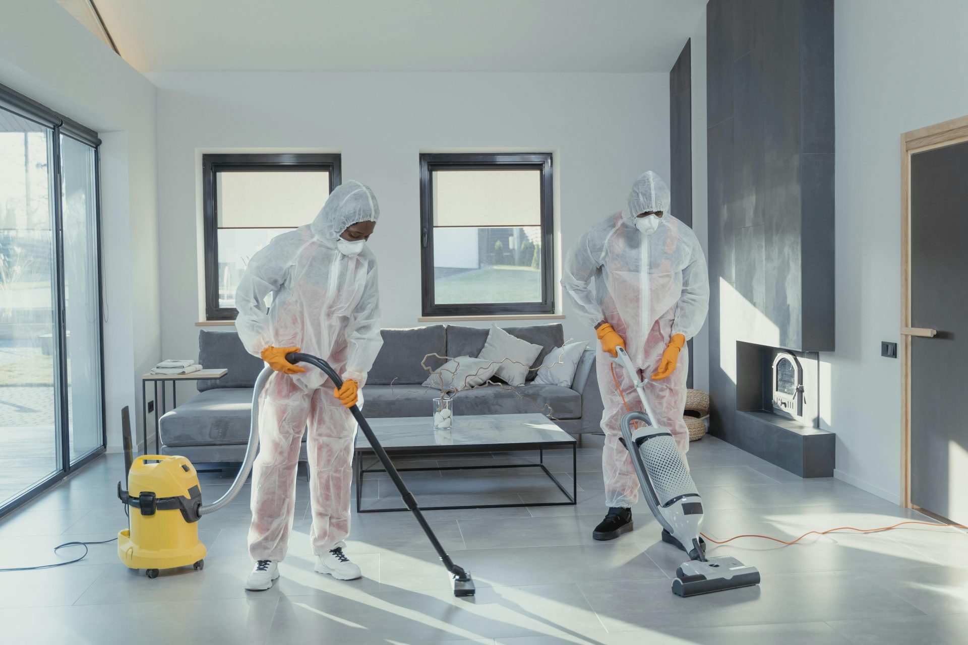 Reinigungsexperten in Schutzkleidung